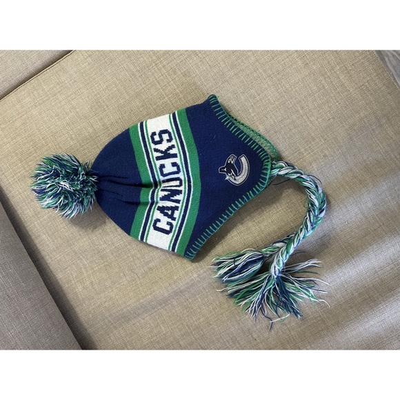 Vancouver Canucks toque Size 8-20 years youth sizing - Picture 2 of 8